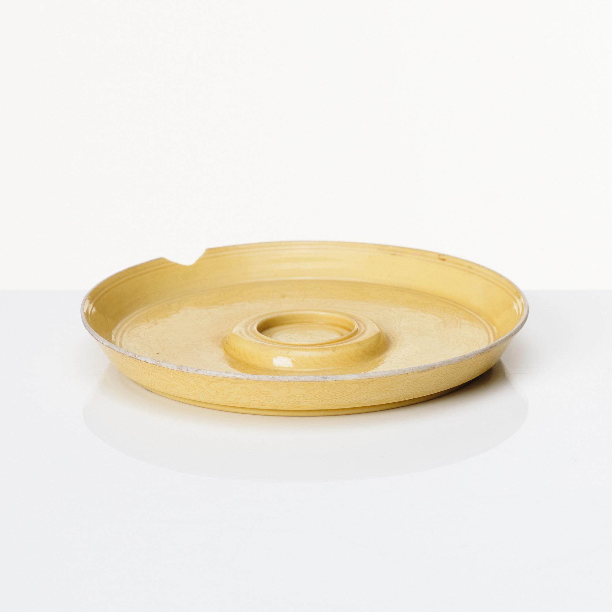 A yellow glazed five clawed dragon cup holder, Qing dynasty, Kangxi (1662-1722).