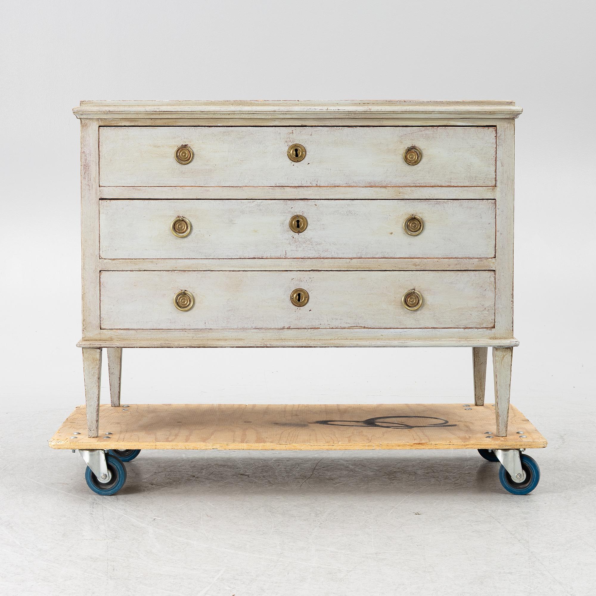 A chest of drawers, early 19th century.