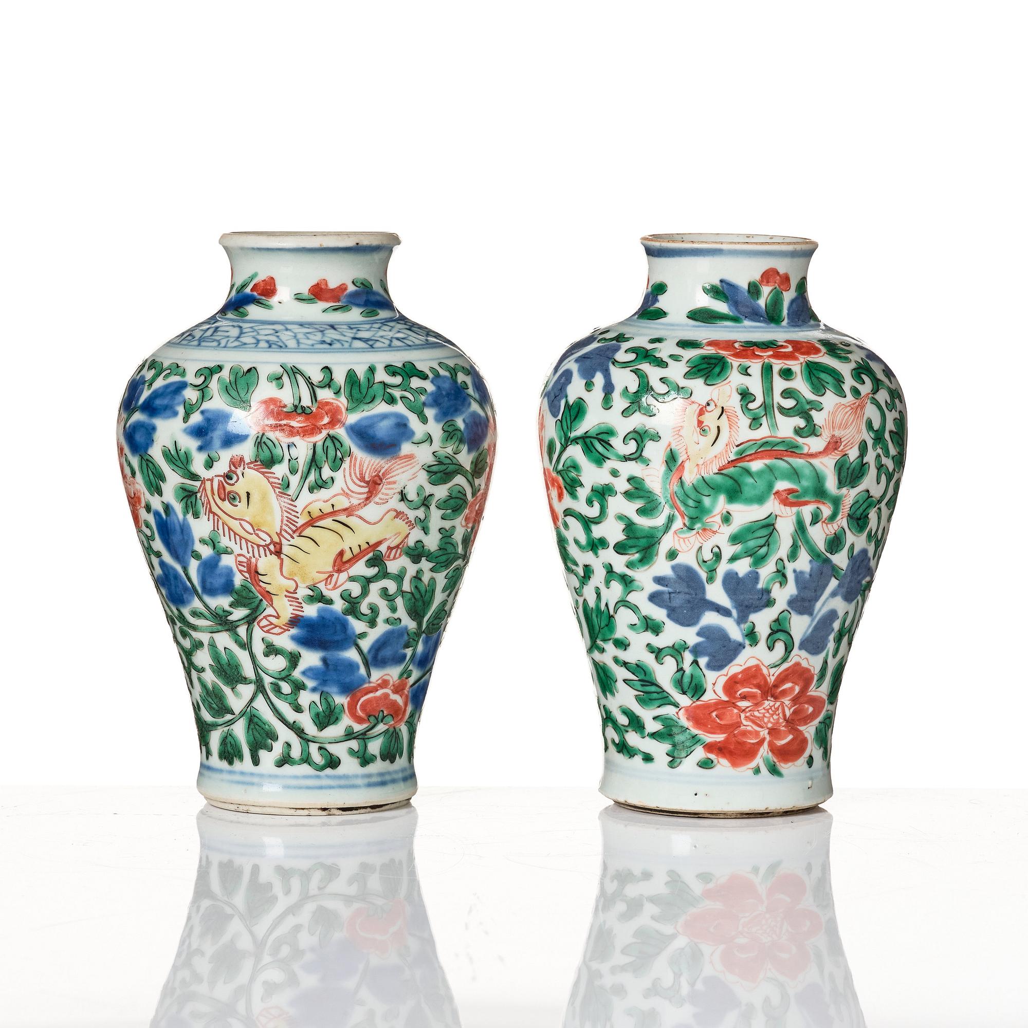 Vaser, två stycken, porslin. Transition, 1600-tal.