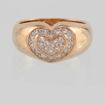 RING, 18K guld med briljantslipade diamanter 0.15 ct, troligtvis Hans Strömdahl, Stockholm. Vikt 6,0 gram.