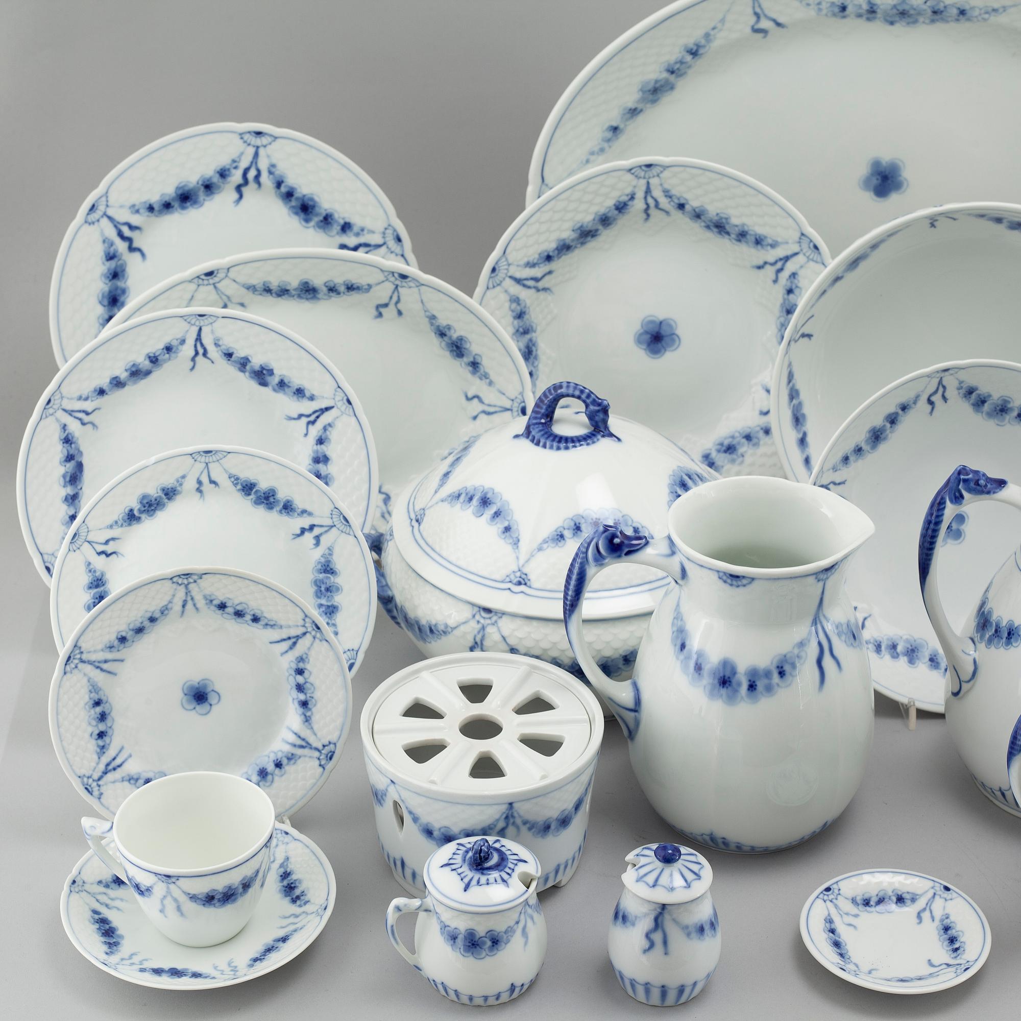 109 pieces of tableware"Empire" by Bing & Gröndahl, Danmark.