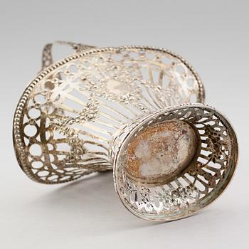 KORG, silver, möjligen Nederländerna, omkring år 1900. Vikt ca 386 gram.