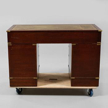 SKRIVBORD, Engelsk stil, 1900-talets andra hälft.