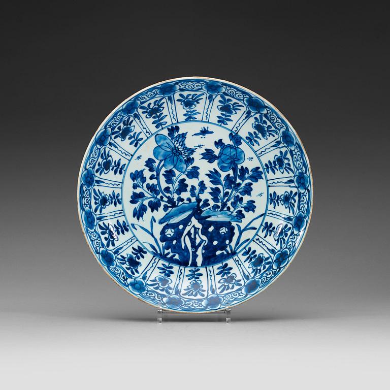 A blue and white dish, Qing dynasty Kangxi (1662-1722).