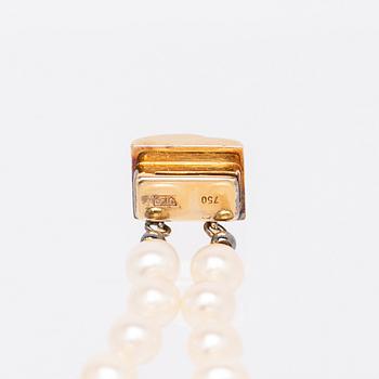 Necklace, freshwater pearls with a clasp in 18K gold.