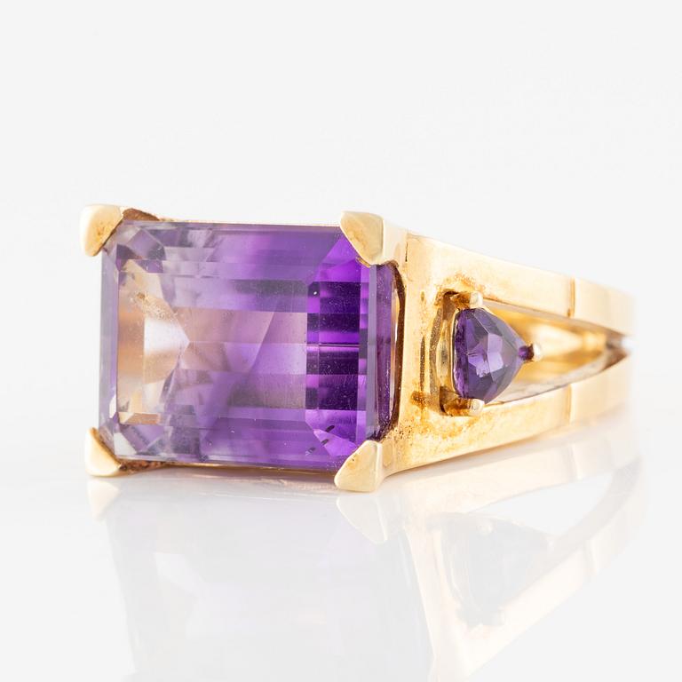 Ring, 18K guld med ametister.