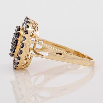RING, 18K guld, diamanter tot ca 0.31 ct. och safirer tot ca 1.26 ct.