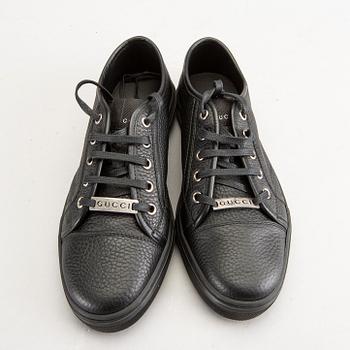 A piar of Gucci sneakers, size 37 1/2.