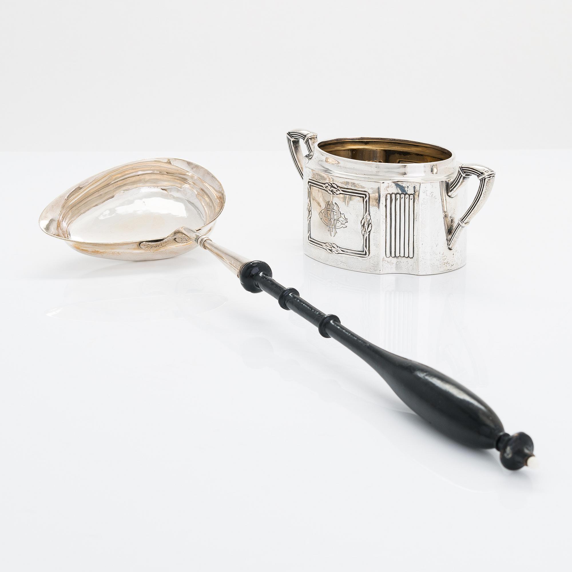 Wilhelm Fahlström, soppslev, silver, Helsingfors 1818-28 och Hjalmar Fagerroos' sockerskål, silver, Helsingfors 1909.