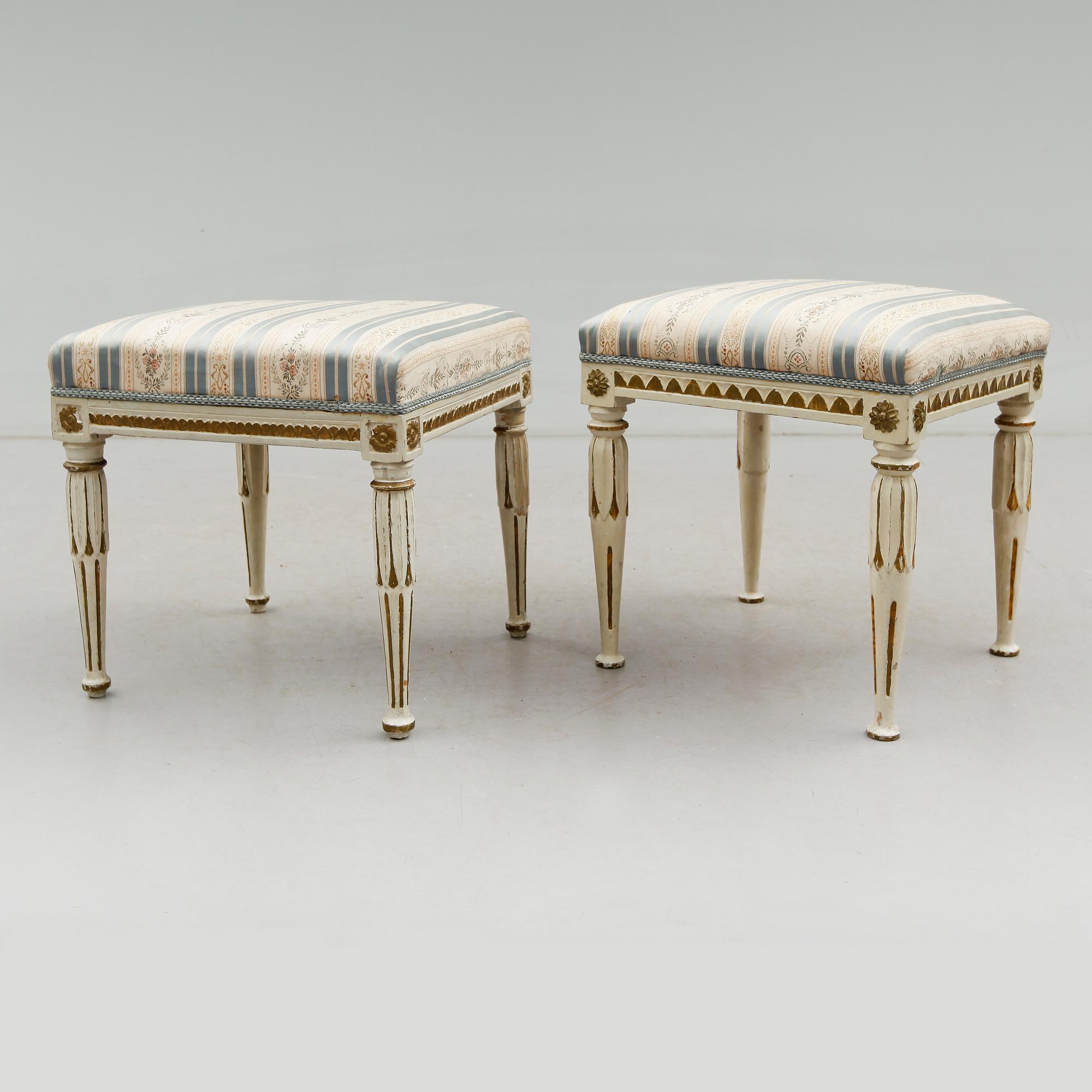 TABURETTER, 2 st snarlika, sengustavianska, omkring år 1800.