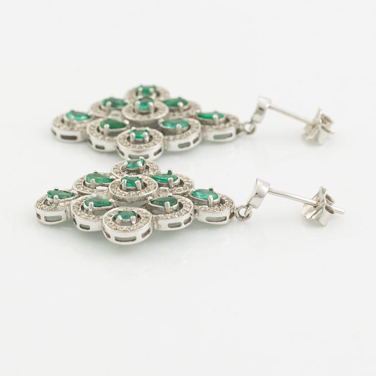 Örhängen, ett par och ett hänge vitguld med smaragder och briljantslipade diamanter.