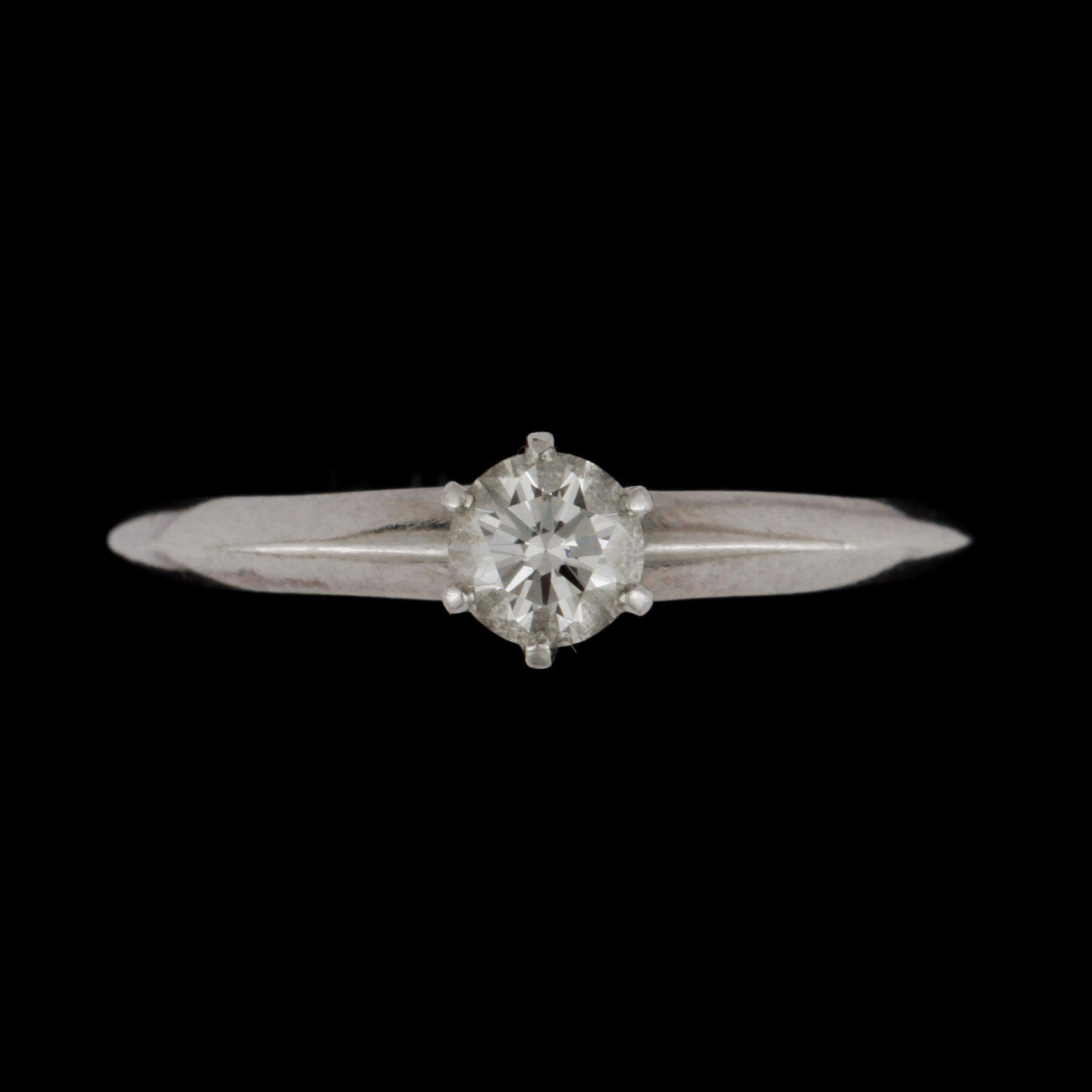 RING, 18k vitguld med briljantslipad diamant, ca 0,20 ct, Tiffany, 1900-talets andra hälft. Vikt ca 3 g.
