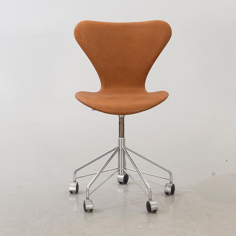 ARNE JACOBSEN, skrivbordsstol, "Sjuan" för Fritz Hansen, Danmark.