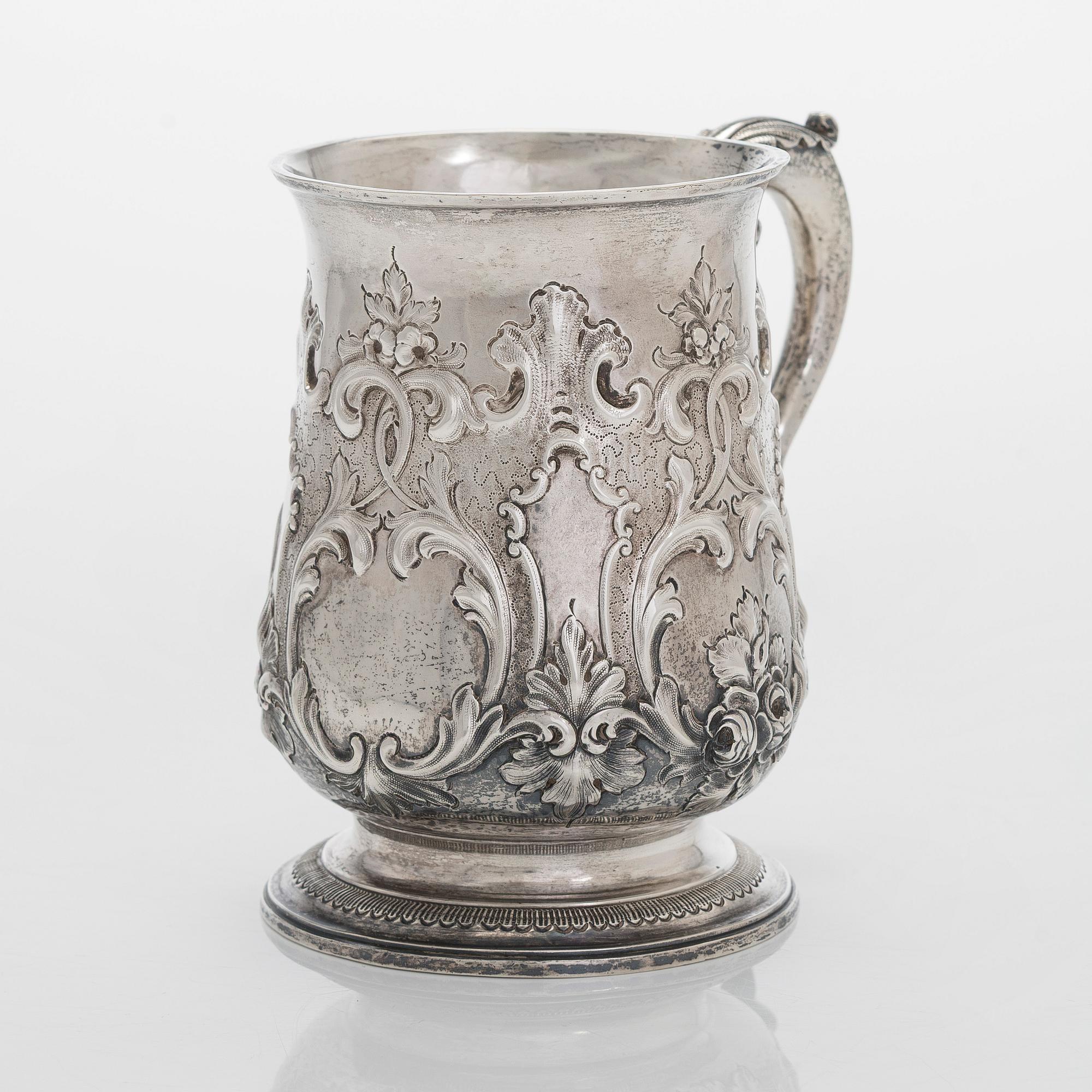 A George III sterling silver mug, maker's mark W.T,  London 1771.