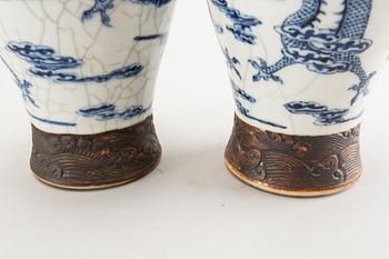 A pair of Chinese porcelain urns around 1900.