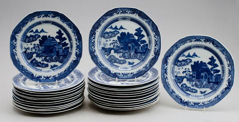 TALLRIKAR, 26 st, porslin, Kina, Qianlong, 1736-1795.