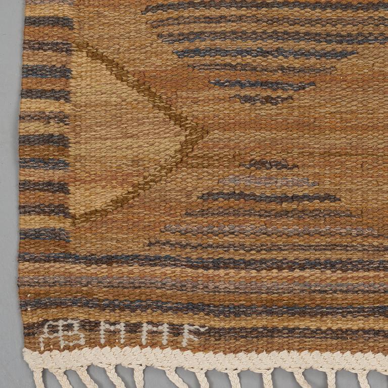 Barbro Nilsson, Matto, "Finspong, lättbrun" ("Kringelikroka"), flat weave, ca 298 x 203-204 cm, signed AB MMF BN.