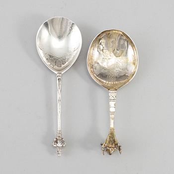 Skedar, 2 st, silver, en med kronknopp, Hans Wiggman, Kalmar 1749 och.