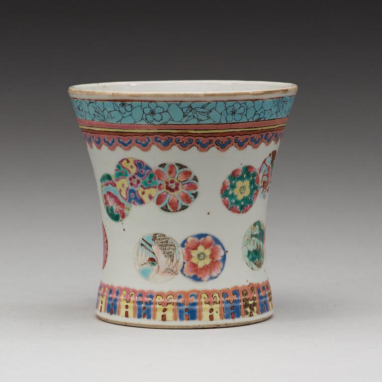 A famille rose jug, Qing dynasty, 19th Century.