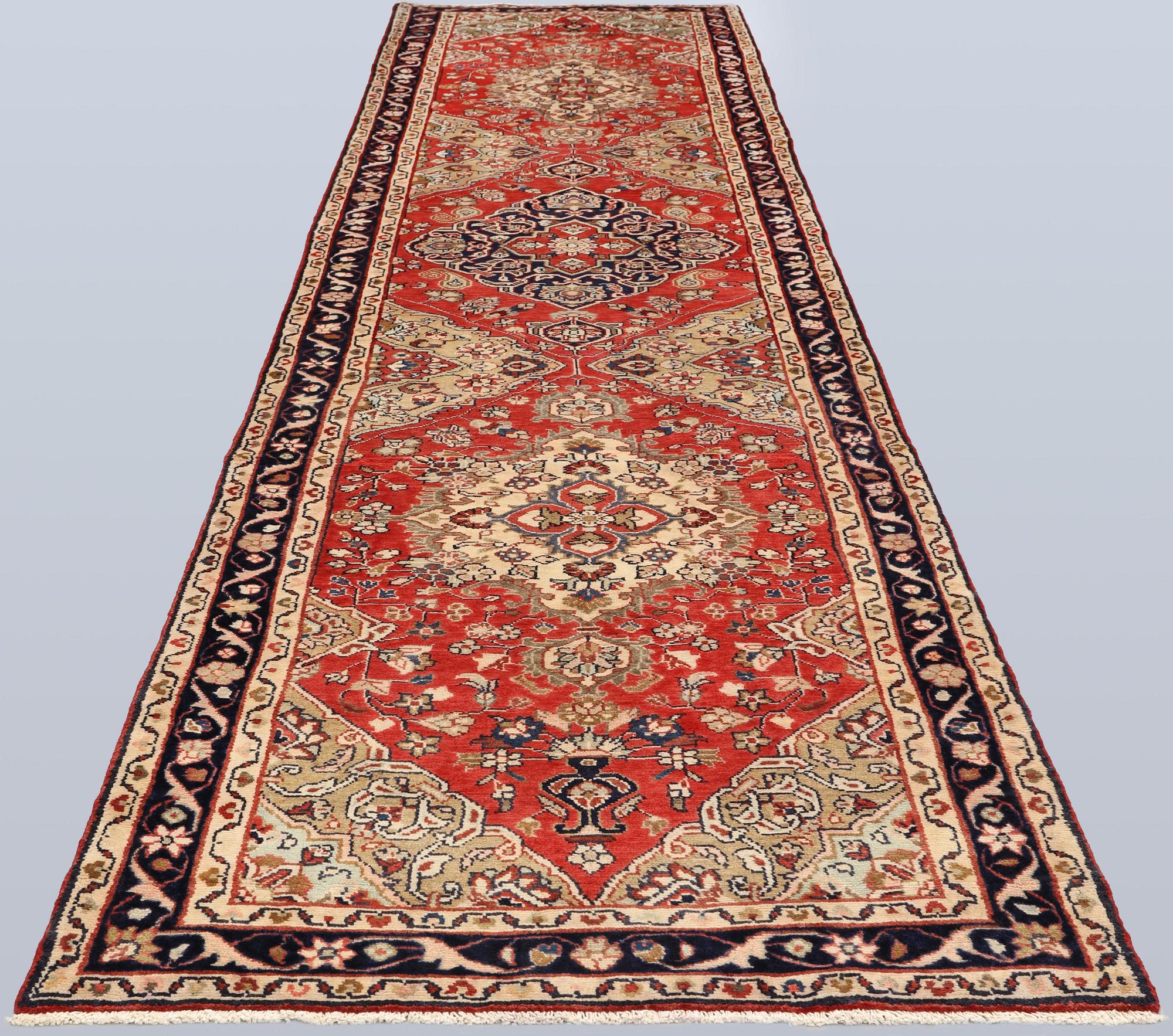 A Hamadan runner, approx. 530 x 116 cm.