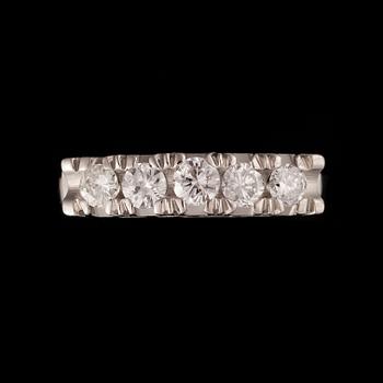 RING, platina, 5 st briljantslipade diamanter tot. 0,50 ct. Vikt ca 4 g.