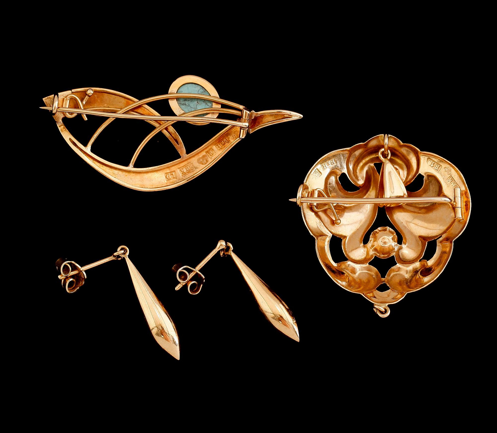 BROSCHER, 2 st OCH ÖRHÄNGEN, 18 k guld, svenska stämplar, 1900-talets andra hälft. Total vikt ca 11 g.