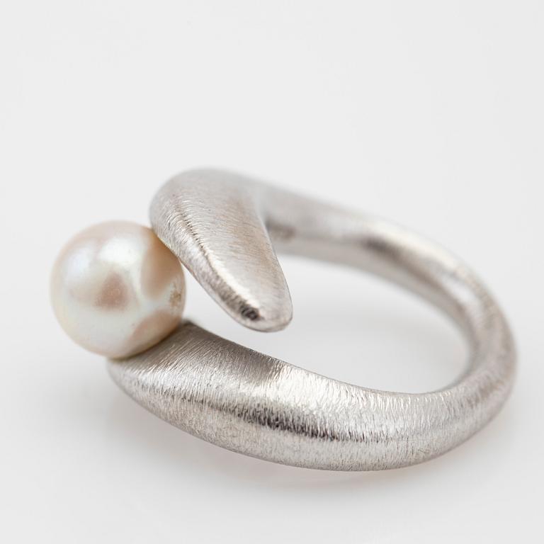 Ole Lynggaard, ring, 18k white gold with pearl.