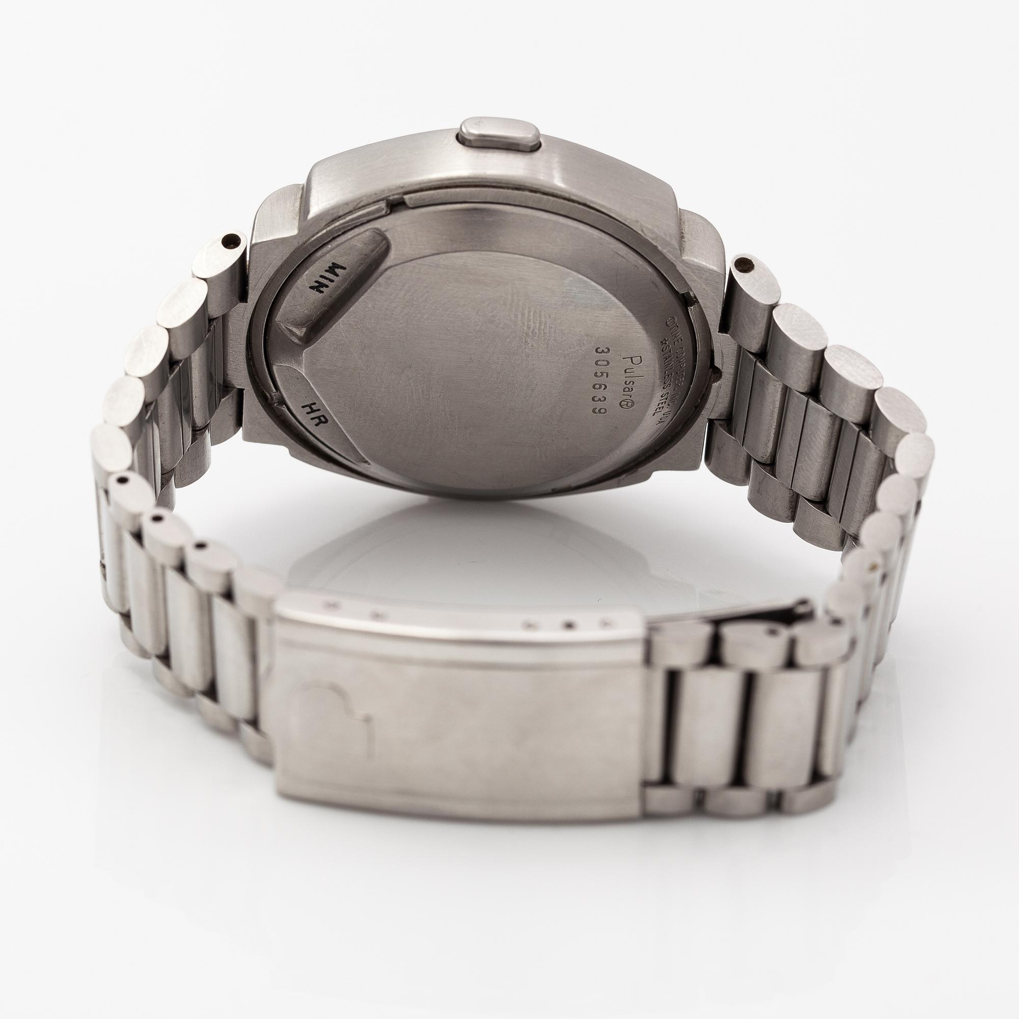 Pulsar, wristwatch, 40 x 32 mm.