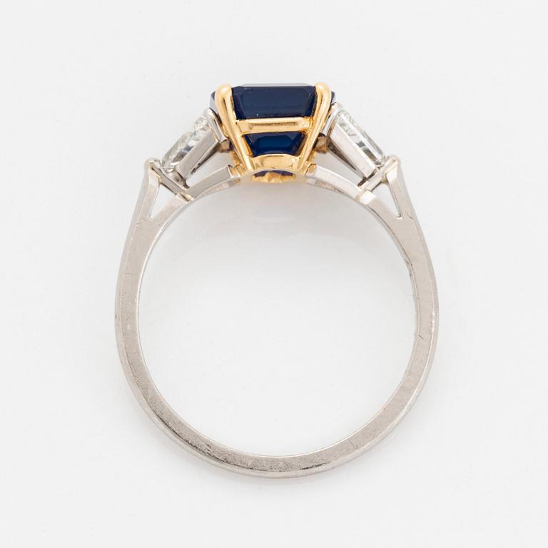 Ring platina och 18K guld med en fasettslipad safir vikt ca 3.40 ct.
