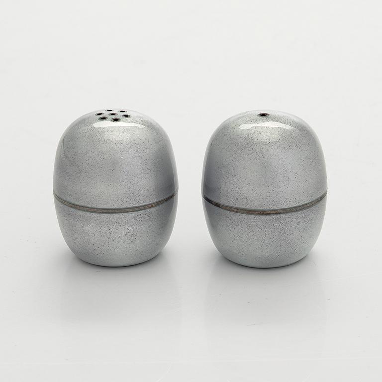Timo Sarpaneva, Salt and pepper shakers in enamelled sterling silver, Tillander, Helsinki 1992.