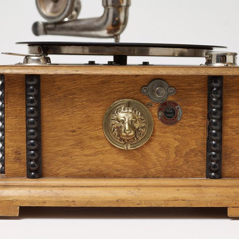 TRATTGRAMMOFON, 1900-talets första hälft.