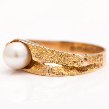 BJÖRN WECKSTRÖM, A 14K gold ring with a cultured pearl "Polar spring". Lappoina 1970.
