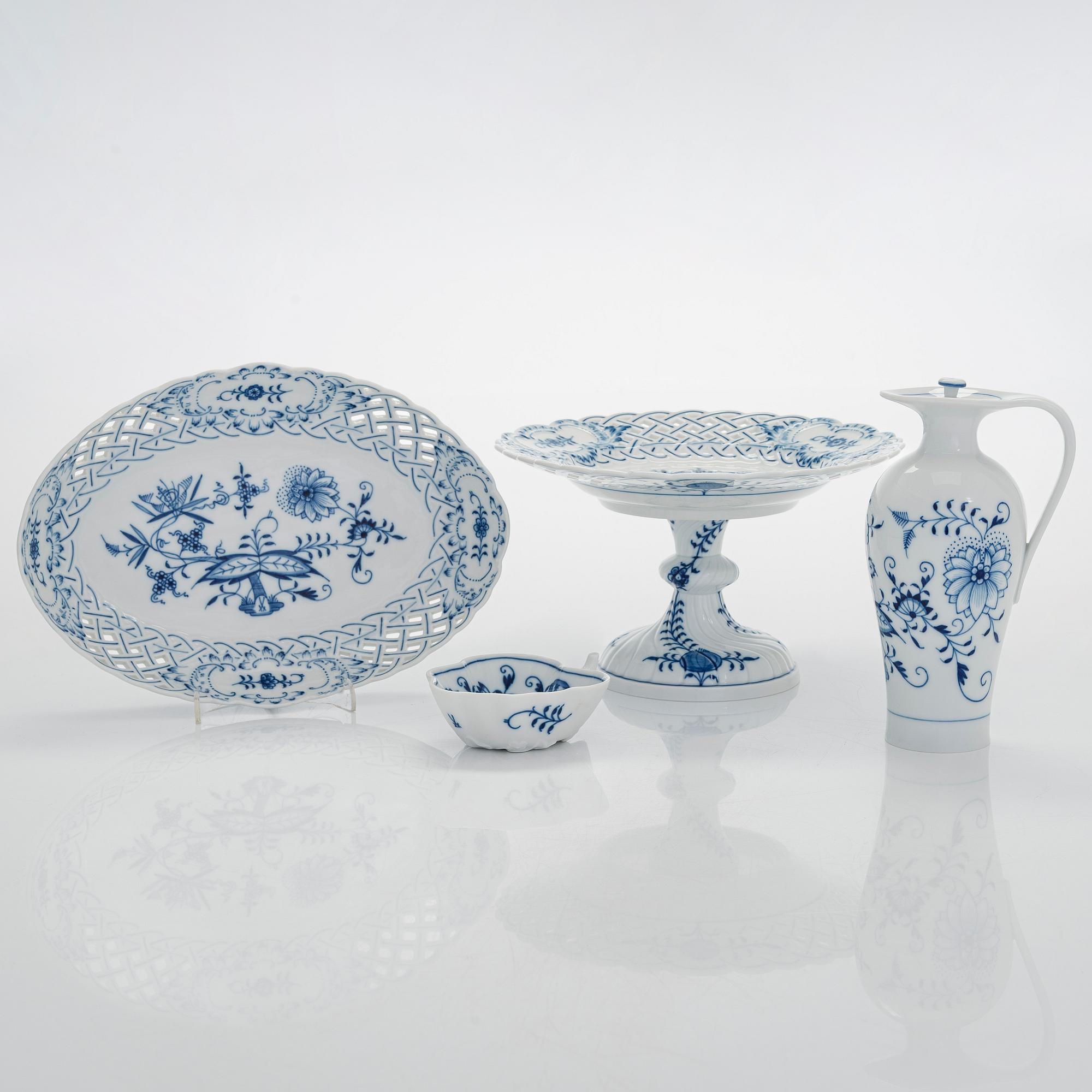A set of 4 porcelain service pieces, "Onion pattern/Zwiebelmuster", Meissen and Teichert-Werke in Meissen, Germany.
