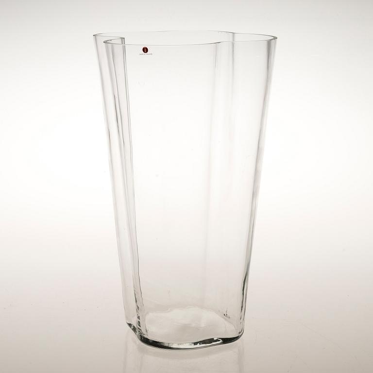 ALVAR AALTO, A glass vase. 'Alvar Aalto 100 years'. iittala 219/1998.