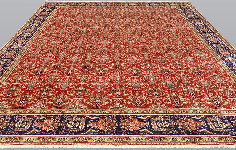 A Tabriz carpet, approx. 475 x 342 cm.