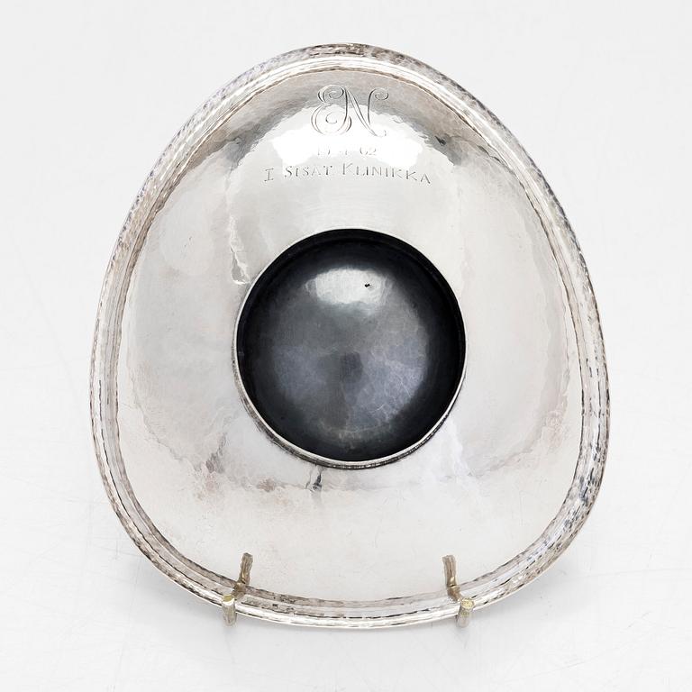 Reijo Sirkeoja, a hammered silver bowl with cut stones, Hopeataidetakomo, Tampere 1962.