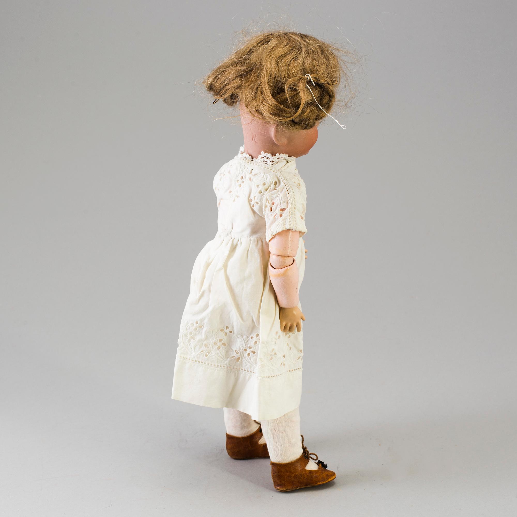 A bisque head doll 101 "Marie" by Kämmer & Reinhardt, ca 1909.