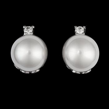 93. A pair of cultured South sea pearl, 15,2 mm, and brilliant cut diamond earrings, tot. app. 0.35 cts.