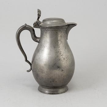 AN 18TH CENTURY  BELGIAN PEWTER WINE JUG.