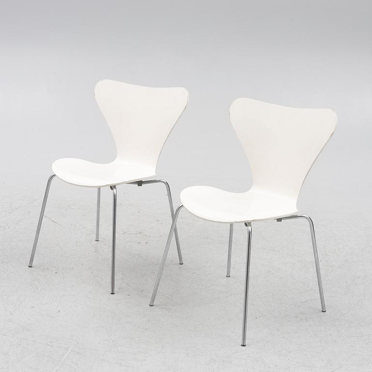 Arne Jacobsen, a pair of model 'Seven' chairs, Fritz Hansen, Denmark 1976.