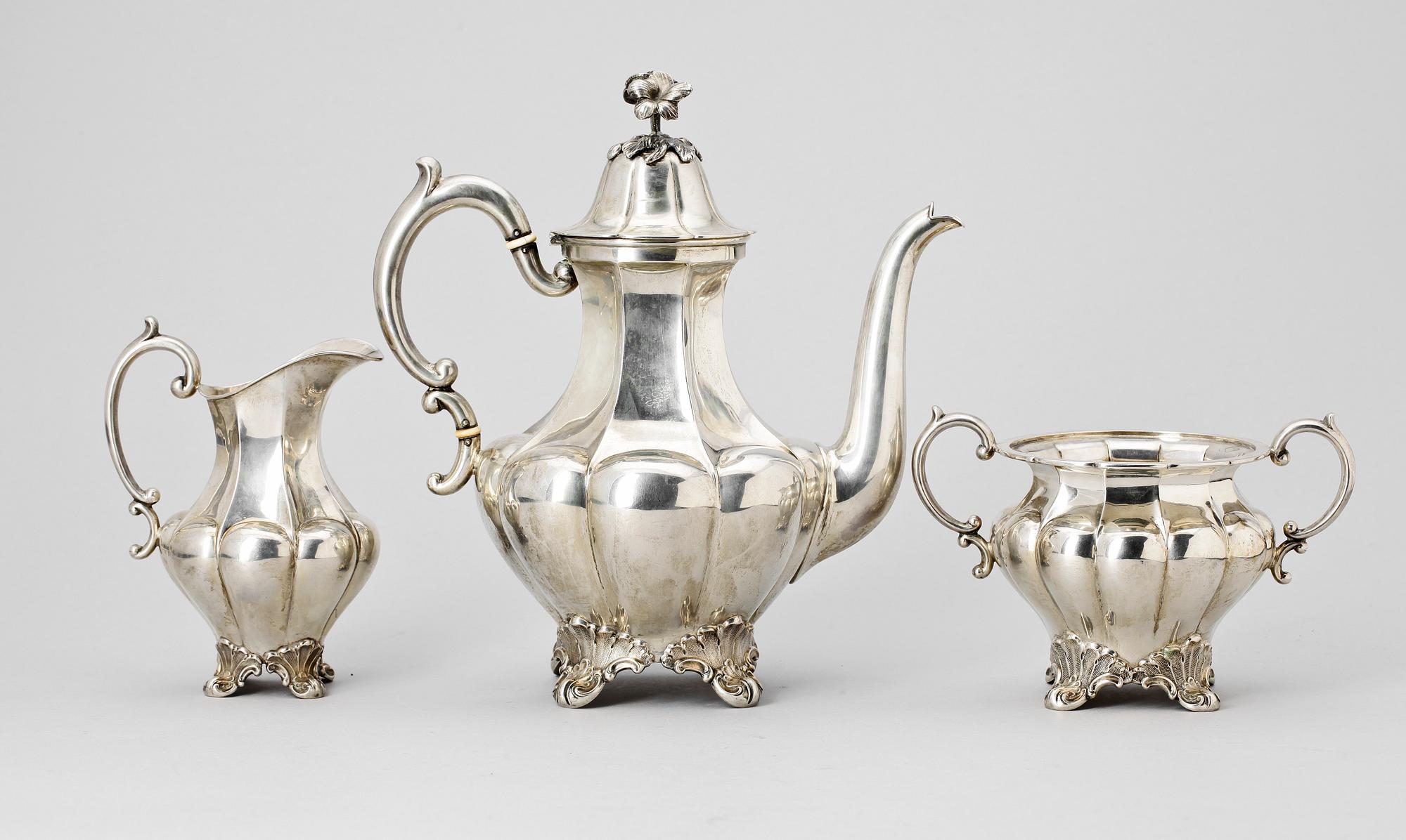 KAFFESERVIS, 3 delar, silver, rokokostil, CG Hallberg Stockholm 1917. Tot vikt ca 1260 gram.