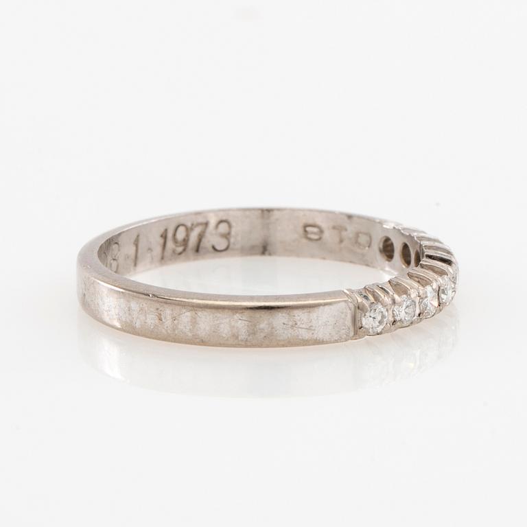 Ring with a half eternity band in 18K white gold set with round brilliant-cut diamonds.