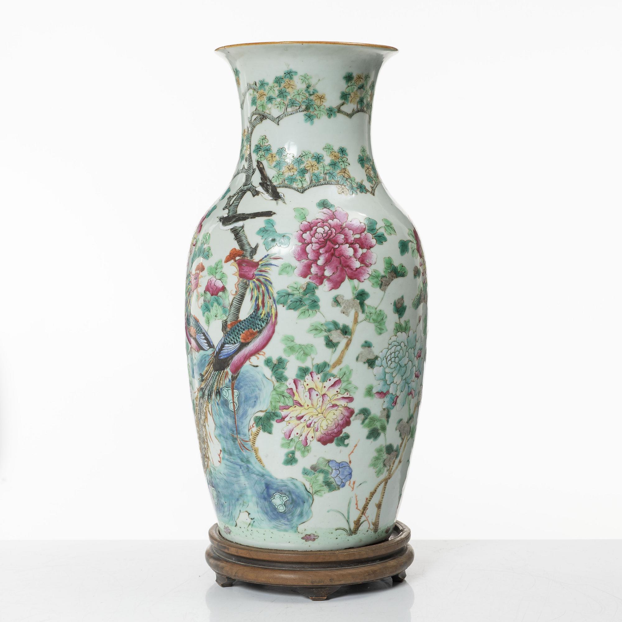 A Chinese famille rose porcelain 'phoenix' vase, late Qing dynasty / early 20th century.