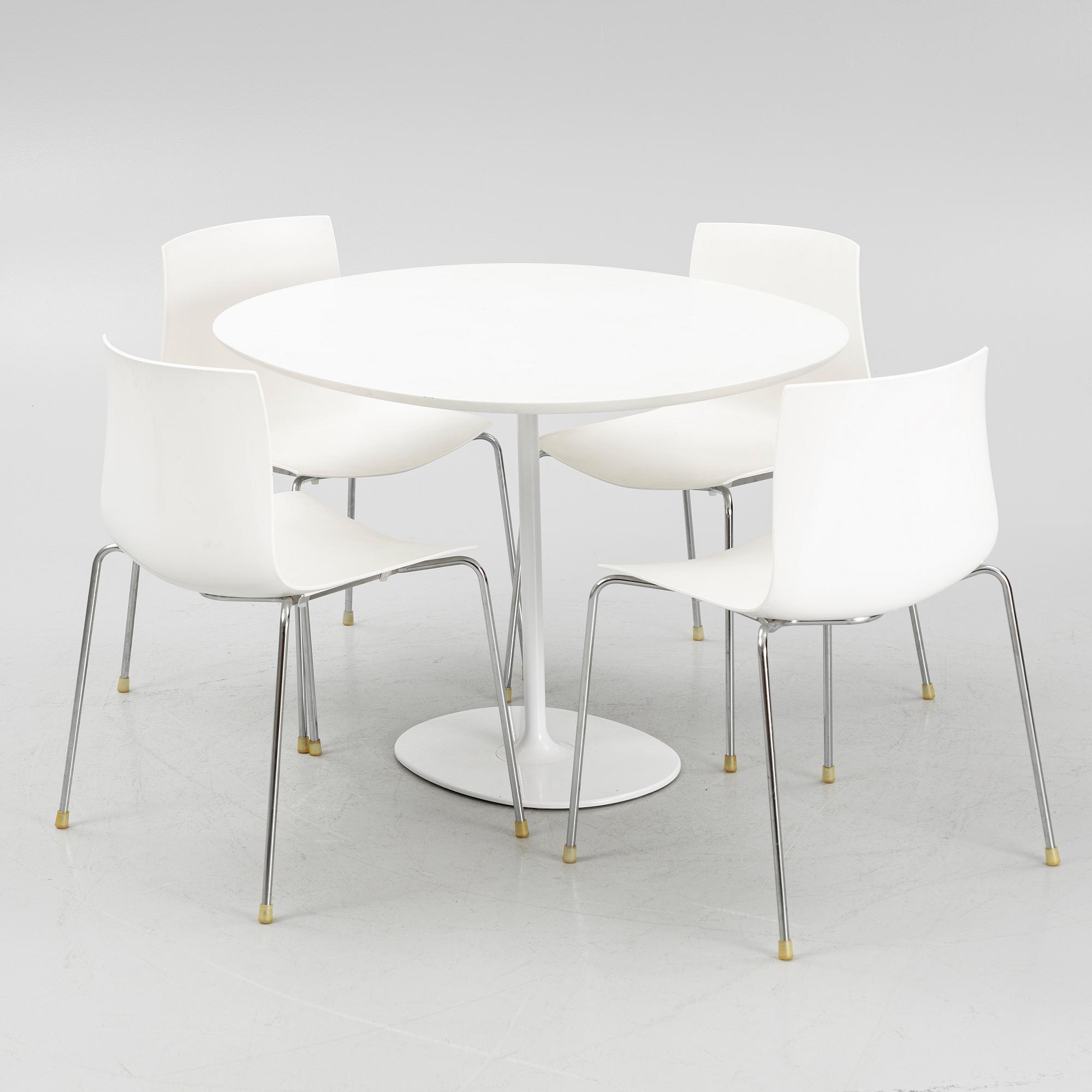 A "Dizzie" table and four "Catifa 46" chairs from Arper.