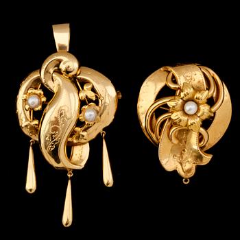 BROSCHER, 1 par, 18K guld., odlade pärlor. Tot vikt ca 17 g.