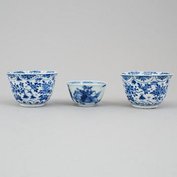 KOPP med FAT, samt KOPPAR, två stycken, porslin. Kina, Qingdynastin, Kangxi (1662-1722).