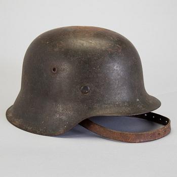 A 20TH CENTURY GERMAN MILITARY HELMET.