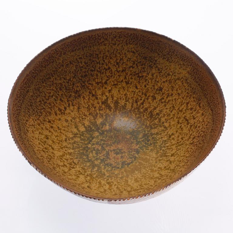 Stoneware bowl by Axel Salto, Royal Copenhagen, incised signature, around mid 20th century.