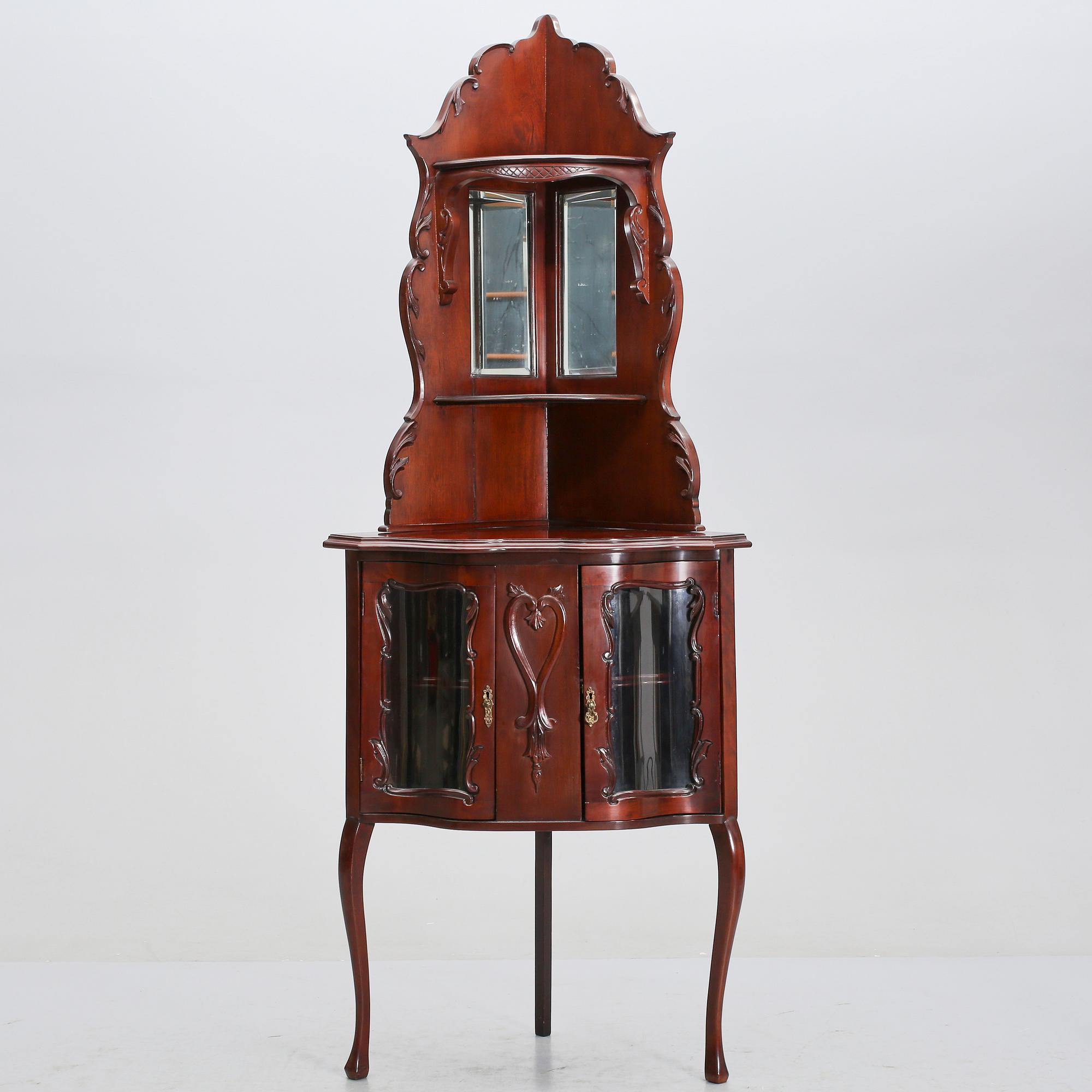 HÖRNSKÅP, rokokostil, 1900-tal.