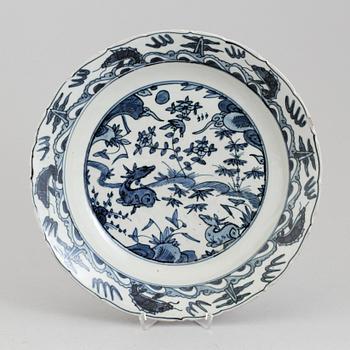 A Chinese porcelin bowl, 20th century.